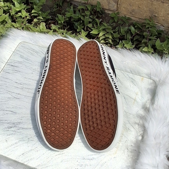 Vans + Johnny Ramone Graphic Signature Black Classic Shoes Unisex M6.5, W8 - Picture 12 of 16